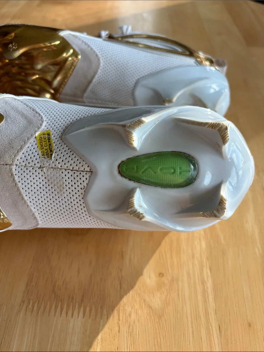 🏈 UA Spotlight HOVR Icon Low Football Cleats. Gold and White. Size 11. EUC